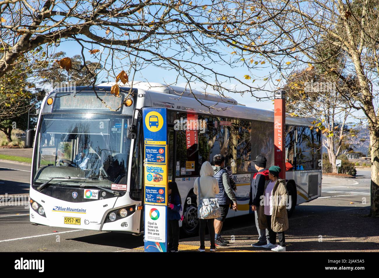 Echo point Katoomba dans les montagnes bleues et bus tour explorer collectant les passagers à l'arrêt de bus, Blue Mountains, Nouvelle-Galles du Sud, Australie Banque D'Images