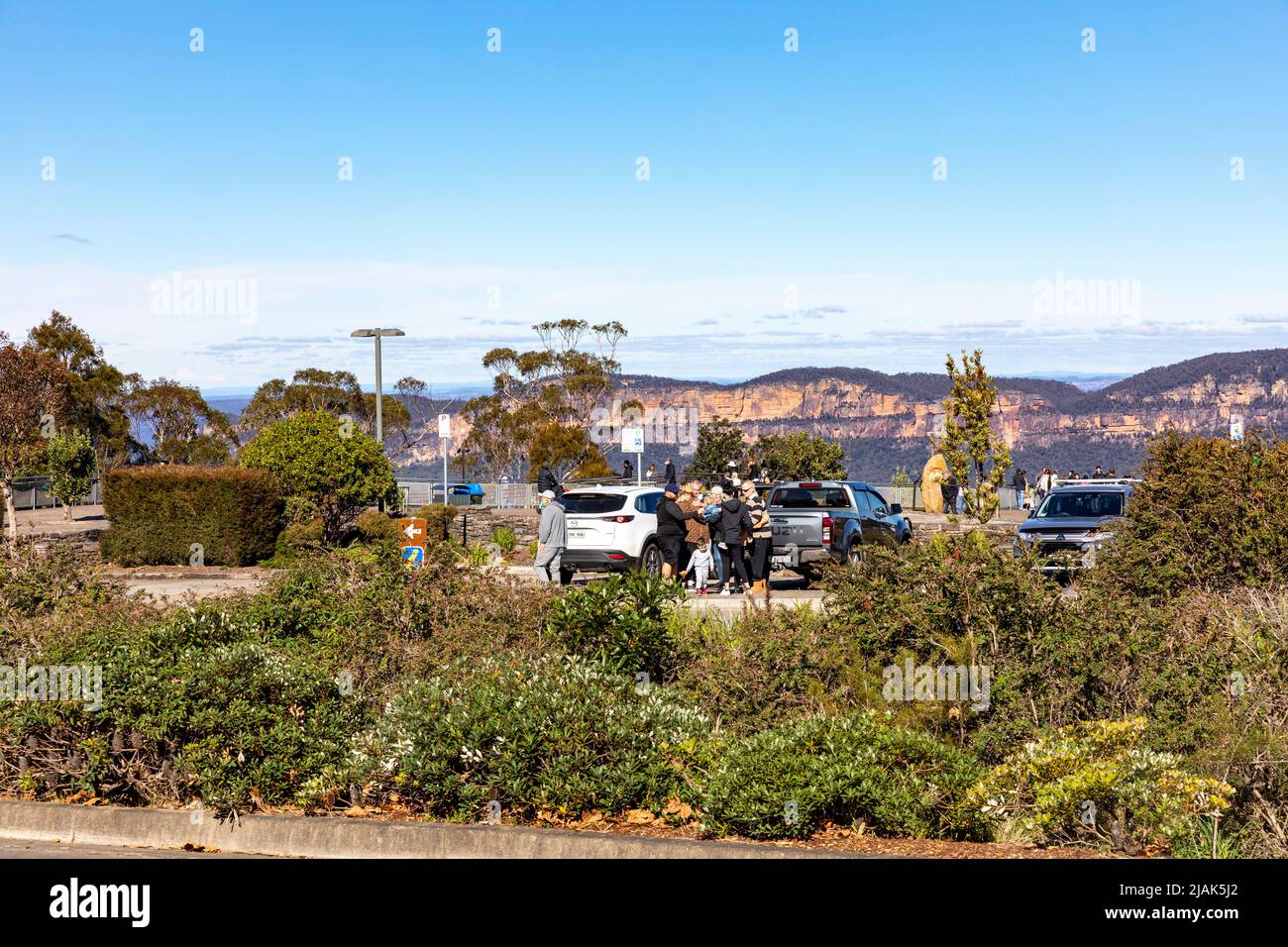 Echo point Katoomba dans les Blue Mountains, visiteurs marcheurs arrivant dans leur voiture pour voir les montagnes, NSW, Australie Banque D'Images