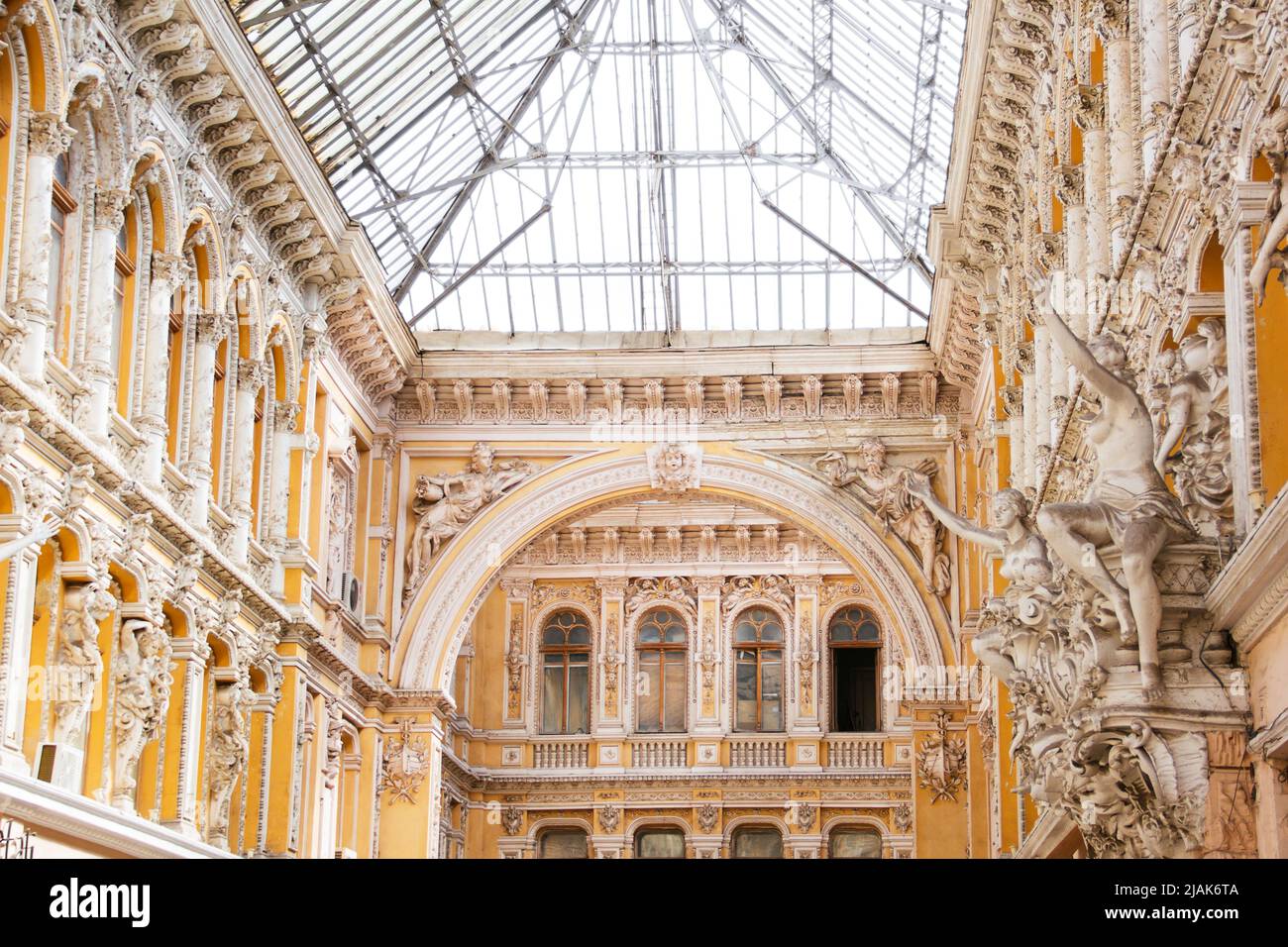 Odessa, Ukraine - 5 septembre 2021: Passage. Vieille Odessa. Passage à Odessa. Ancienne architecture. Banque D'Images