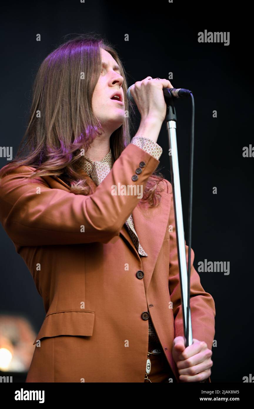 Le groupe Tom Ogden of Blossoms Pop se produit en direct sur scène au festival des lignes de tramway de Sheffield. Banque D'Images