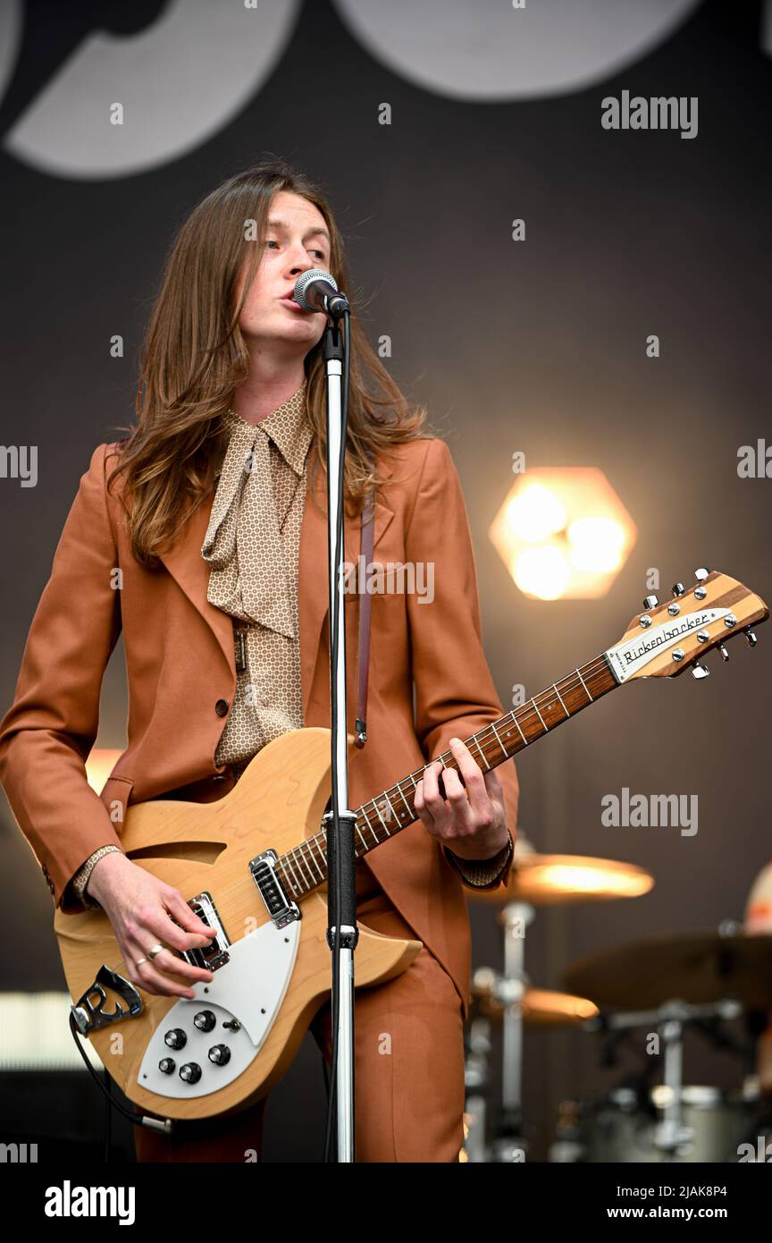 Le groupe Tom Ogden of Blossoms Pop se produit en direct sur scène au festival des lignes de tramway de Sheffield. Banque D'Images