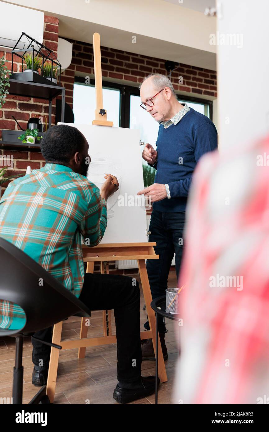 Art peintre dessin vase graphique sur toile travail à la créativité illustration développement de nouvelles compétences artistiques dans studio de créativité. Artiste peintre apprenant la technique d'esquisse de création d'œuvres d'art modernes Banque D'Images