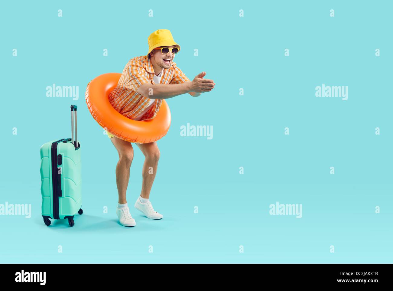 Drôle de touriste dans les vêtements de vacances et anneau de natation se préparer à sauter dans la mer sur l'arrière-plan de l'espace de copie Banque D'Images