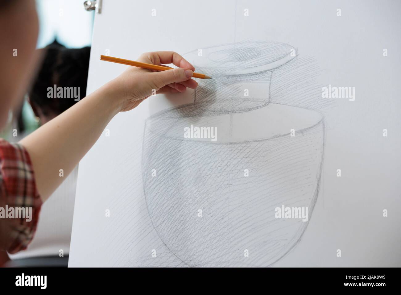 Création élève dessin vase modèle sur toile travaillant à l'illustration graphique en utilisant la technique d'esquisse pendant l'école d'art. Homme peintre participant à la leçon de créativité pour la croissance personnelle Banque D'Images