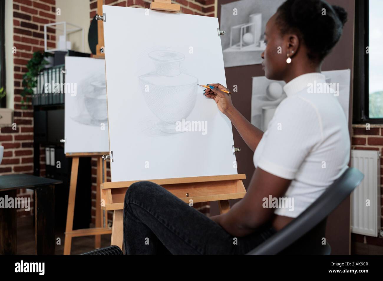 Portrait d'un jeune étudiant appréciant la classe d'art développant des compétences de peinture pour la croissance personnelle. Femme créative participant à une leçon artistique apprenant à dessiner des illustrations graphiques sur toile Banque D'Images