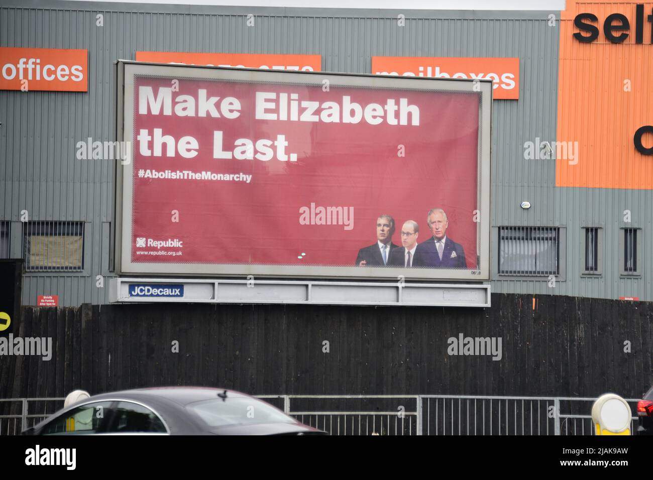 Manchester, Royaume-Uni, 31st mai 2022. « Élisabeth la dernière. Abolir le panneau publicitaire de la monarchie apparaît à Manchester, Angleterre, Royaume-Uni, à l'approche du Jubilé de platine. Le rapport des médias a publié des panneaux publicitaires pour les organisateurs de la République disant: "Les récents sondages montrent maintenant que plus d'un sur quatre veulent la monarchie abolie, tandis que le soutien a chuté de 75% à 60%. Il y a dix ans, environ 10 000 partis de rue ont été enregistrés pour le jubilé. Cette fois-ci, il ne s'agit que de 1 700.' La même affiche est apparue dans d'autres villes du Royaume-Uni, produites après le financement participatif de la campagne. Crédit : Terry Waller/Alay Live News Banque D'Images