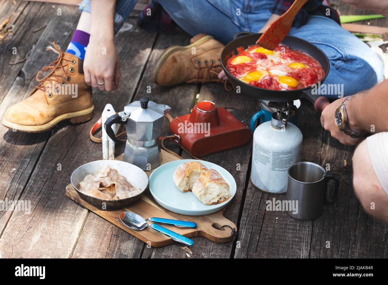 fille préparant le petit déjeuner sur la jetée. camping esthétique dans la nature Banque D'Images