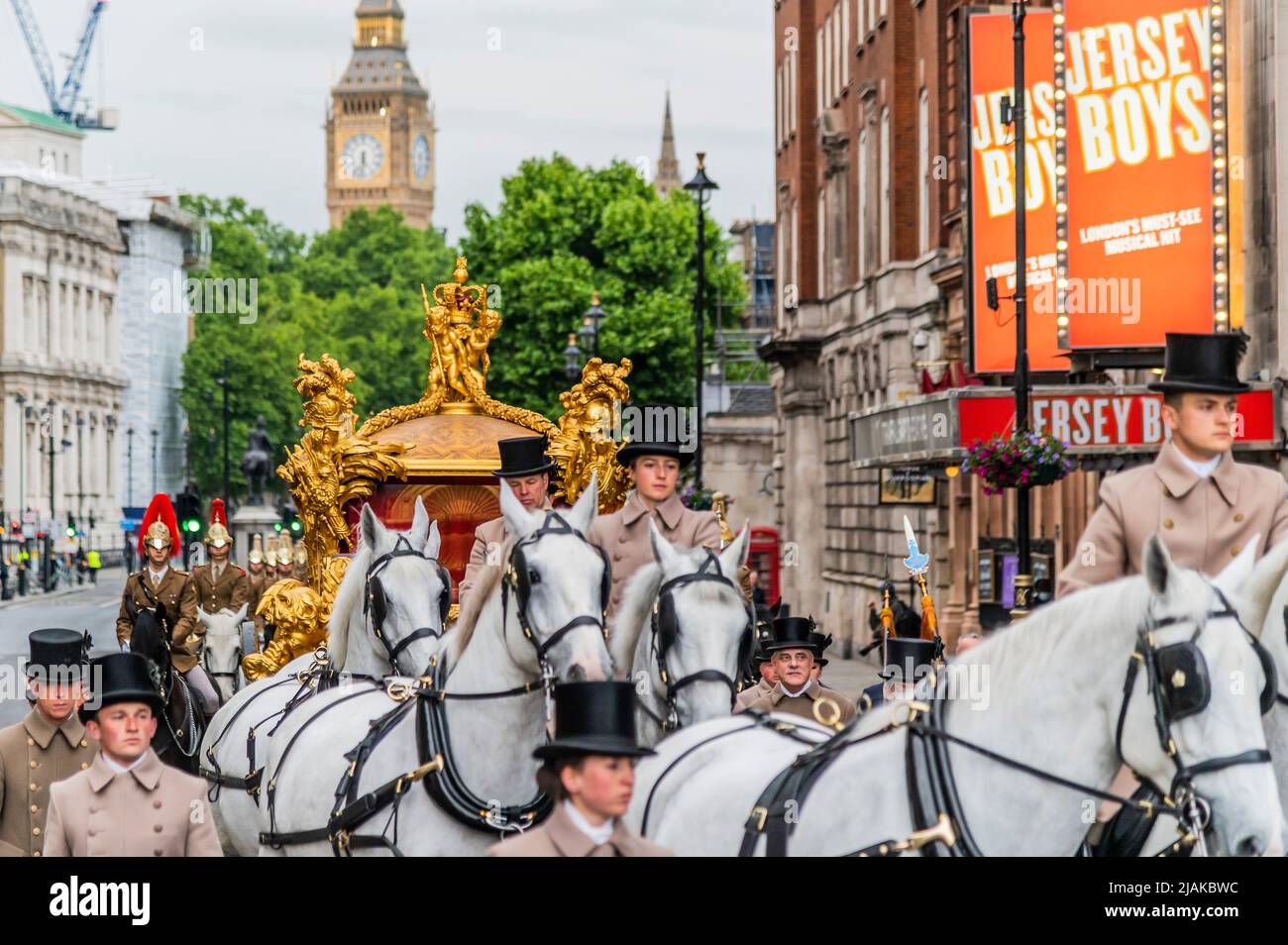 Londres, Royaume-Uni. 31 mai 2022. L'escorte de la souveraine entoure l'entraîneur d'État, passant devant le Parlement et jusqu'à Whitehall - Une finale, l'aube, répétition pour la partie militaire du PJP (Platinum Jubilee Pageant Pageant Pageant Pageant Pageant Pageant Pageant Pageant Pageant Pageant Pageant Pageant Pageant Pageant Pageant Pageant), qui se déroule le 5 juin. dont le contingent militaire est le premier, suivi d'un grand cortège civil. Le premier est composé de troupes montées, de détachements de marche et de bandes d'un maximum de 1800 militaires, y compris des détachements étrangers et du Commonwealth d'unités ayant un lien spécial avec HM la Reine. Banque D'Images