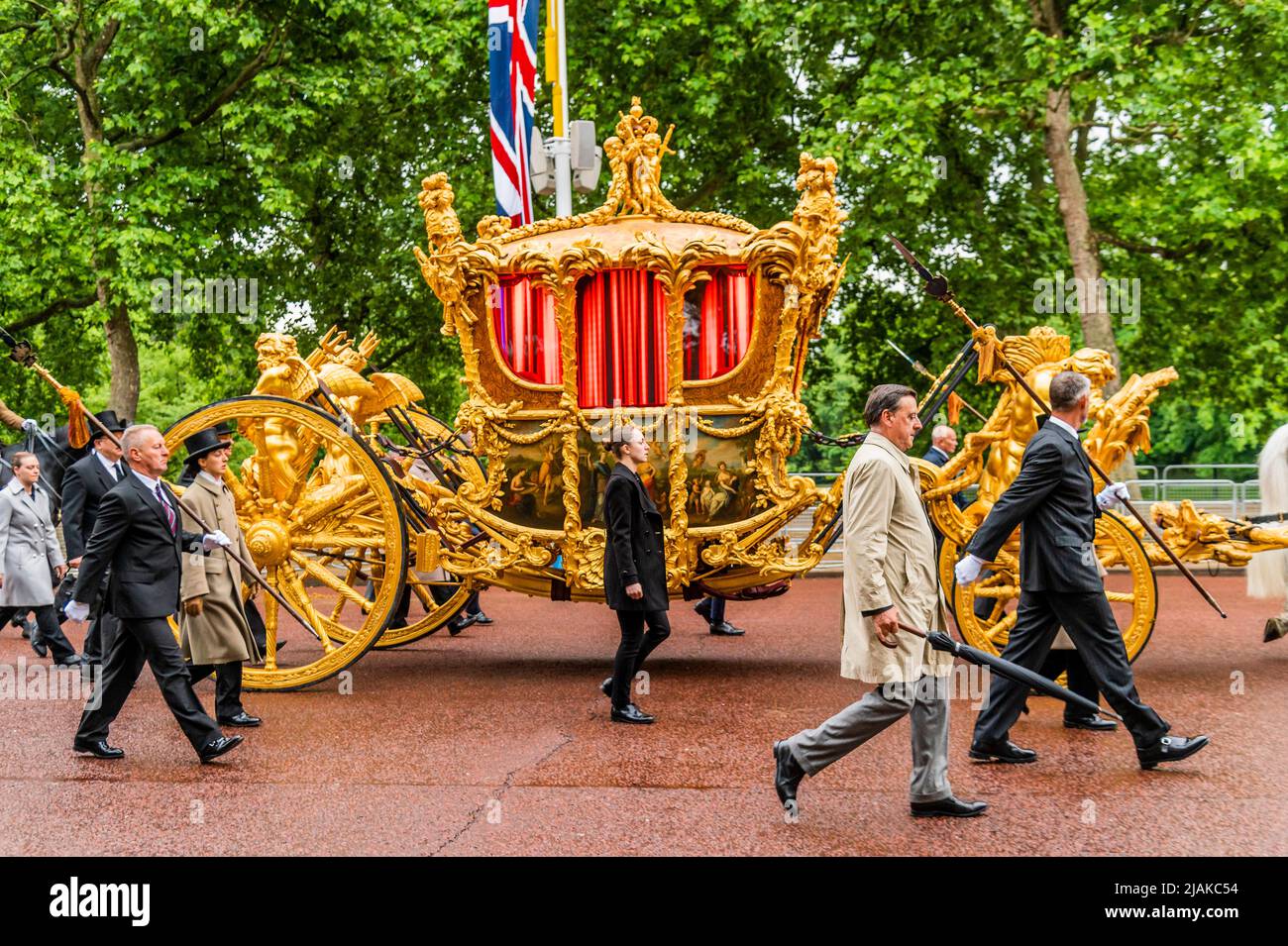 Londres, Royaume-Uni. 31 mai 2022. L'escorte du souverain (de la cavalerie de la maison) entoure l'entraîneur de l'État, en descendant le Mall - Une dernière, l'aube, répétition pour la partie militaire du Jubilé de platine Pageant (PJP) qui est le Soleil 5 juin. Le défilé, Conçu par la société privée "Pageant Company" se compose d'une série de "actes", dont le contingent militaire est le premier, suivi d'un grand cortège civil. Le premier est composé de troupes montées, de détachements de marche et de bandes d'un maximum de 1800 militaires, y compris des détachements étrangers et du Commonwealth d'unités ayant un lien spécial avec Banque D'Images