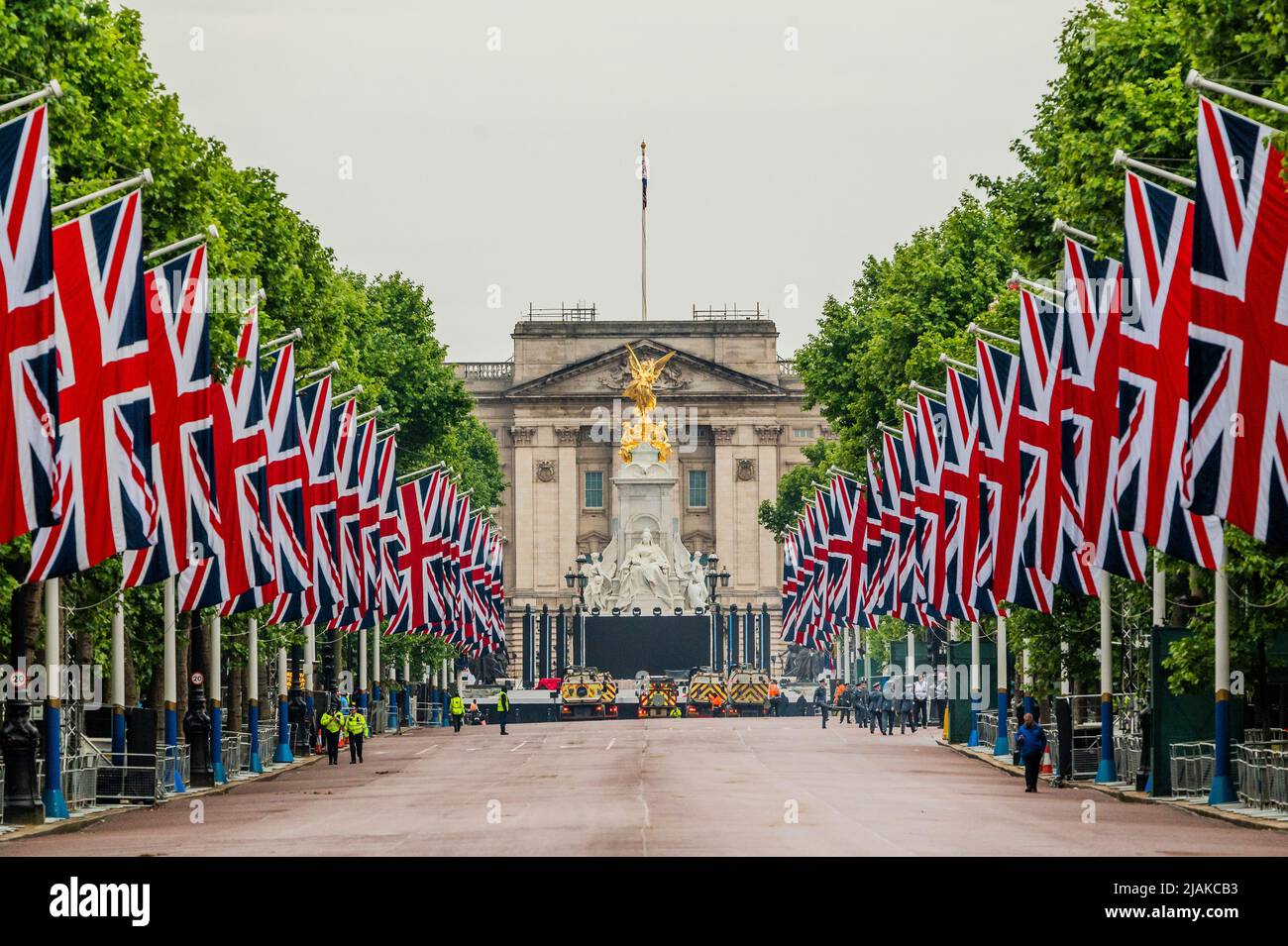 Londres, Royaume-Uni. 31 mai 2022. Union Jacks ligne le centre commercial comme des balayeurs de rue nettoyer - Une finale, l'aube, répétition pour la partie militaire du Jubilé de platine (PJP) qui est le Sun 5 juin. Le défilé, conçu par la compagnie privée de Pageant, est composé d'une série de «actes», dont le contingent militaire est le premier, suivi d'un grand cortège civil. Le premier est composé de troupes montées, de détachements de marche et de bandes d'un maximum de 1800 militaires, y compris des détachements étrangers et du Commonwealth d'unités ayant un lien spécial avec HM la Reine. Préparatifs pour les celebbrati Banque D'Images