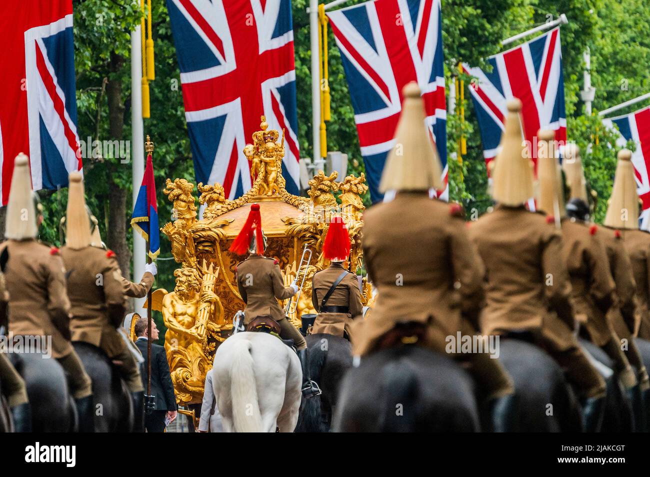 Londres, Royaume-Uni. 31 mai 2022. L'escorte du souverain (de la cavalerie de la maison) entoure l'entraîneur de l'État, en descendant le Mall - Une dernière, l'aube, répétition pour la partie militaire du Jubilé de platine Pageant (PJP) qui est le Soleil 5 juin. Le défilé, Conçu par la société privée "Pageant Company" se compose d'une série de "actes", dont le contingent militaire est le premier, suivi d'un grand cortège civil. Le premier est composé de troupes montées, de détachements de marche et de bandes d'un maximum de 1800 militaires, y compris des détachements étrangers et du Commonwealth d'unités ayant un lien spécial avec Banque D'Images