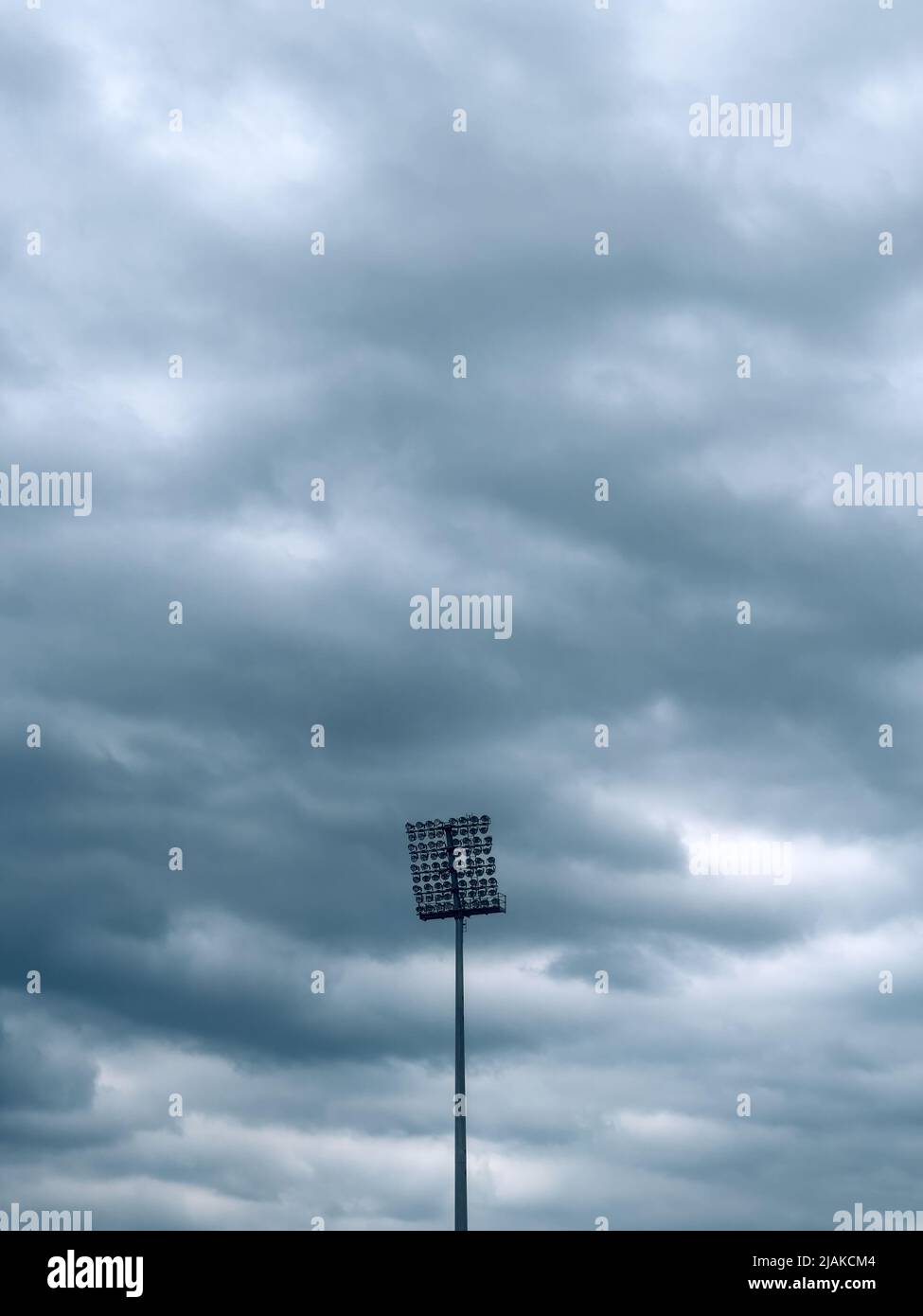 Le stade est illuminé par un ciel sombre et inquiétant avant la tempête Banque D'Images