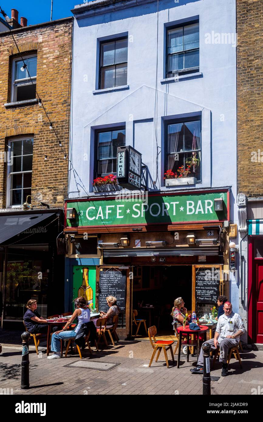 Exmouth Market Cafe Kick Sports Bar Cafe Exmouth Market Londres. Exmouth Market est un marché extérieur de rue, Clerkenwell Londres. Barre de football de table. Banque D'Images