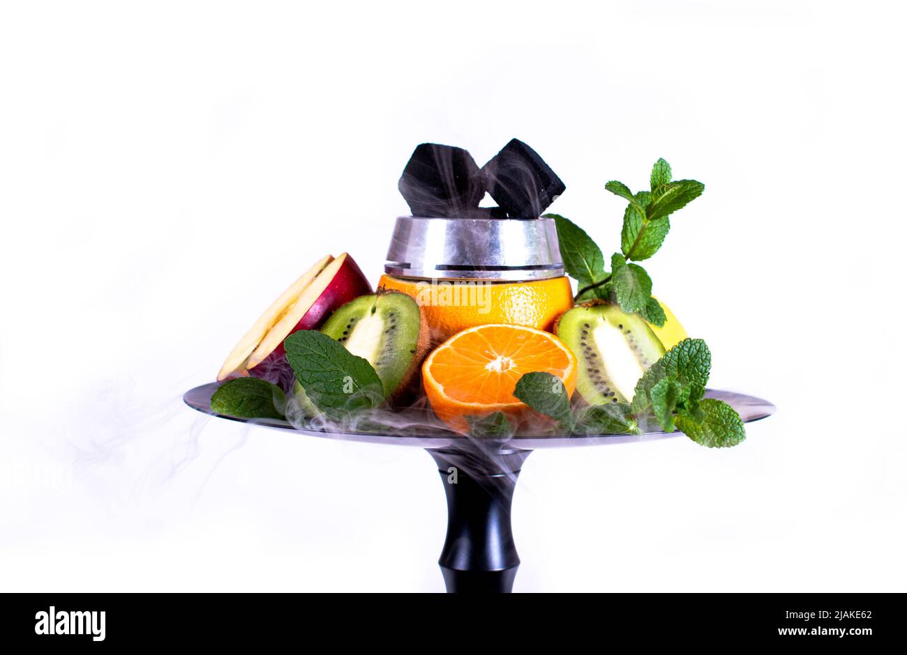 Bol à fruits pour narguilé avec orange, pomme, lime, mandarine, menthe avec kaluda, avec charbon de coco et fumée sur fond blanc. Isolé Banque D'Images