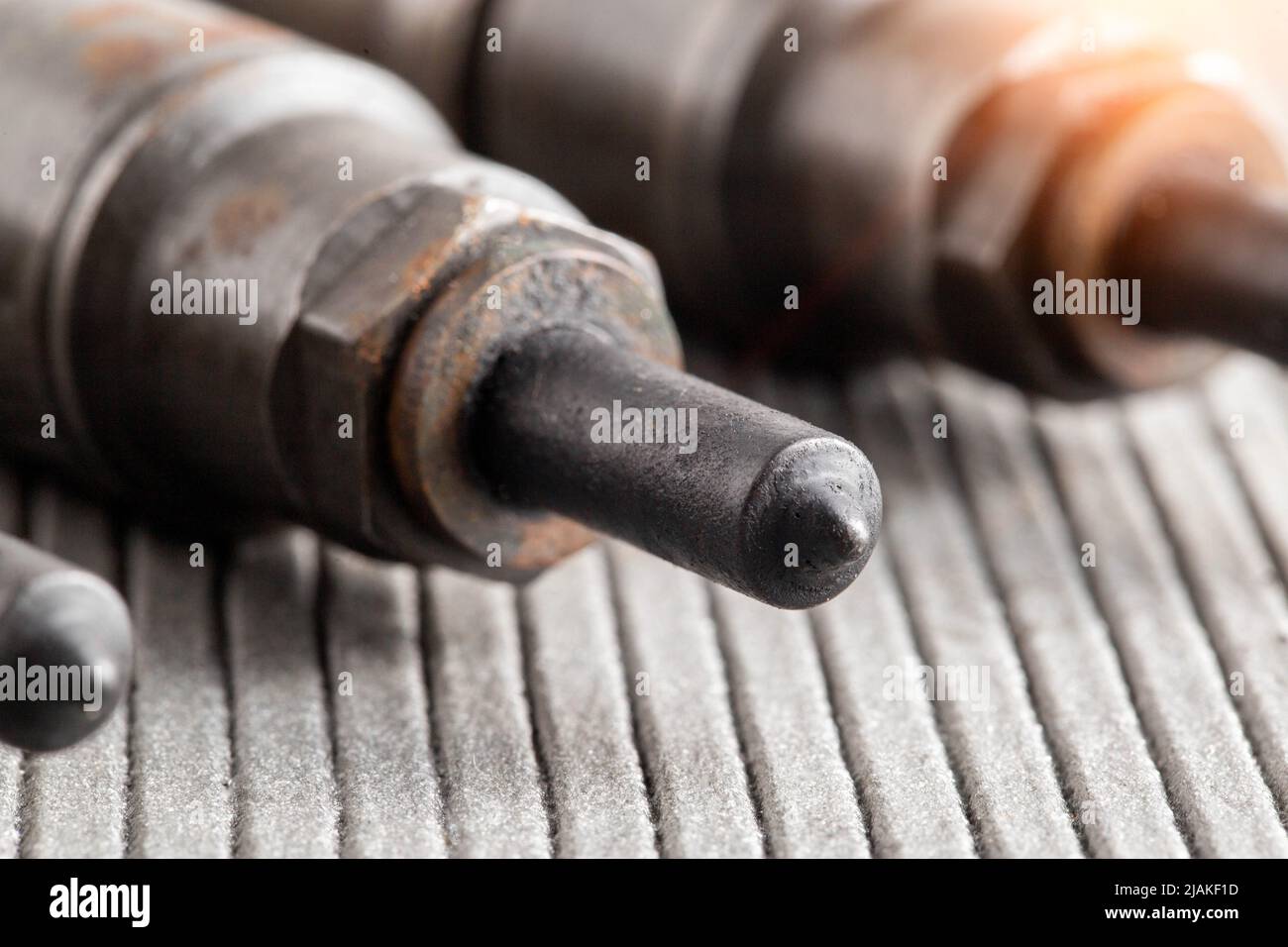 Aiguilles et gicleurs sur les gicleurs d'un moteur diesel. Détérioration du circuit d'alimentation de carburant de la voiture Banque D'Images