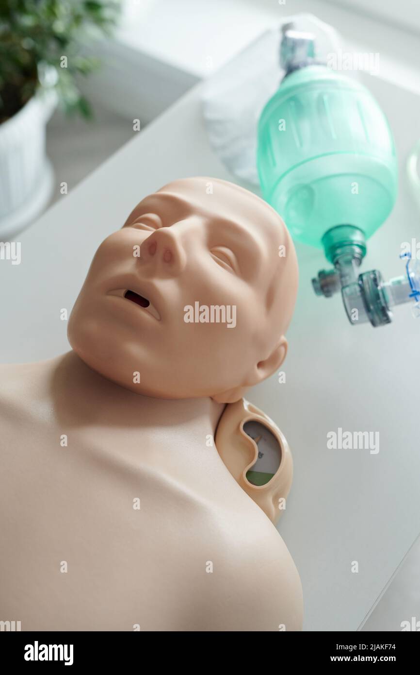 Vue grand angle du mannequin d'entraînement pour pratiquer la respiration artificielle avec masque à oxygène Banque D'Images