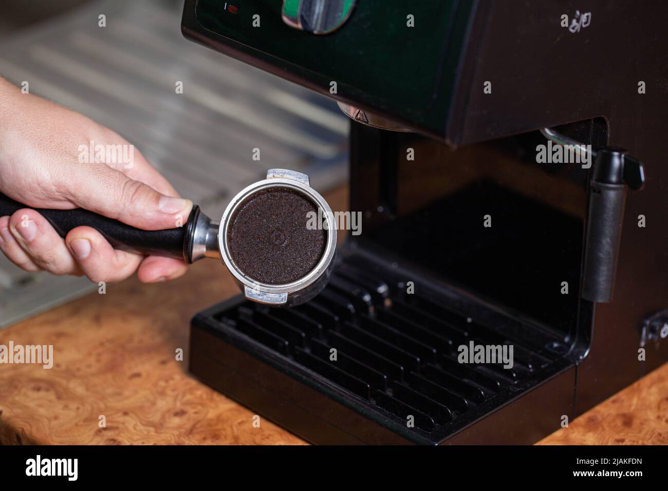 Gaspillez du café dans une machine à café à rotor. Concept d'entretien et de nettoyage des pièces de la cafetière Banque D'Images