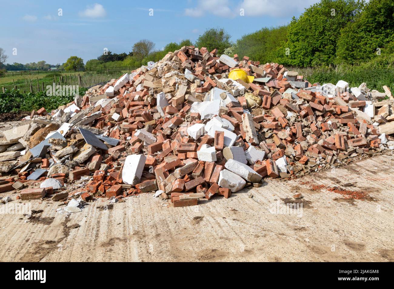 Pile de briques et de gravats en pierre, Suffolk, Angleterre, Royaume-Uni Banque D'Images