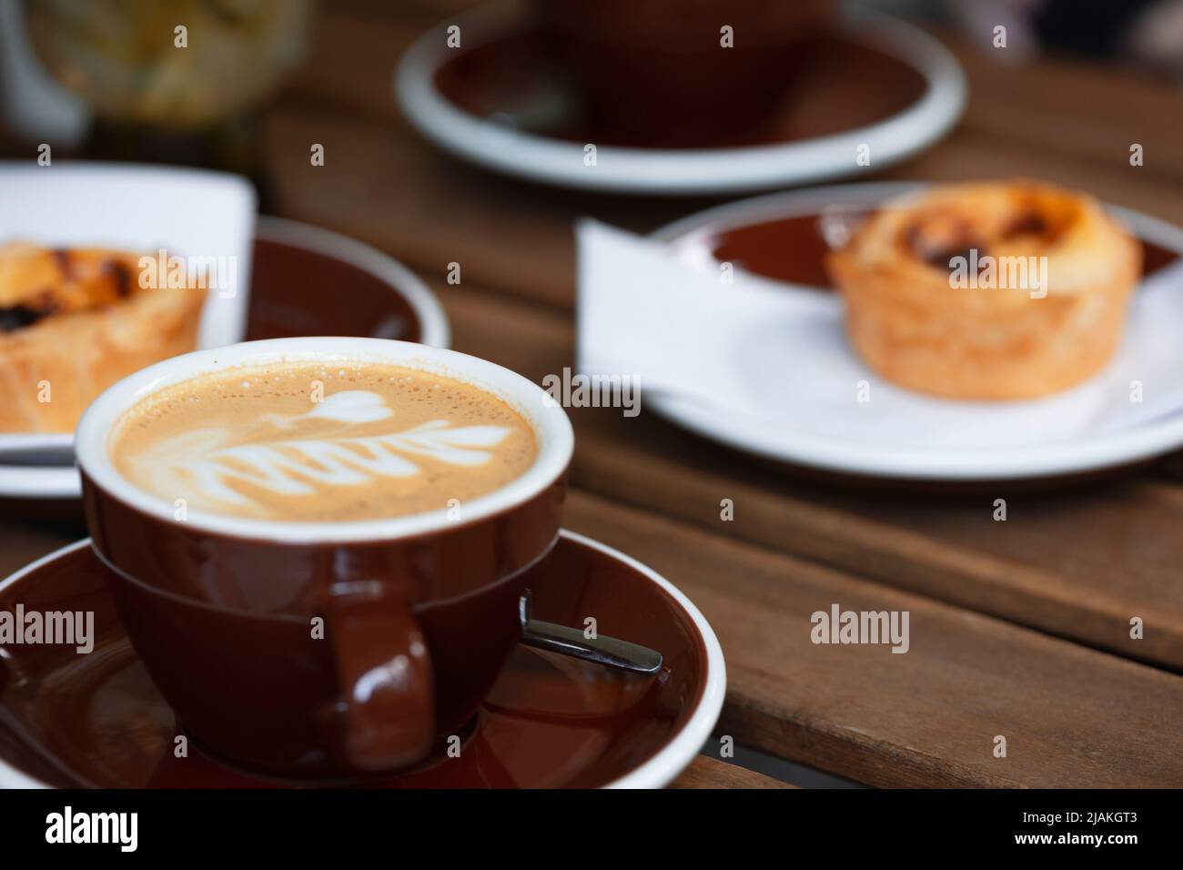 Matin - tasse de café et Pasteis Banque D'Images