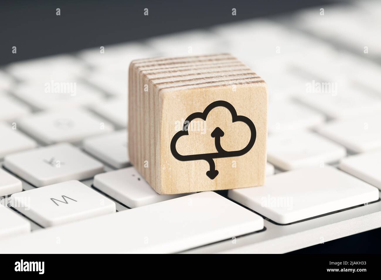 Icône Cloud computing sur un bloc en bois sur le clavier de l'ordinateur Banque D'Images