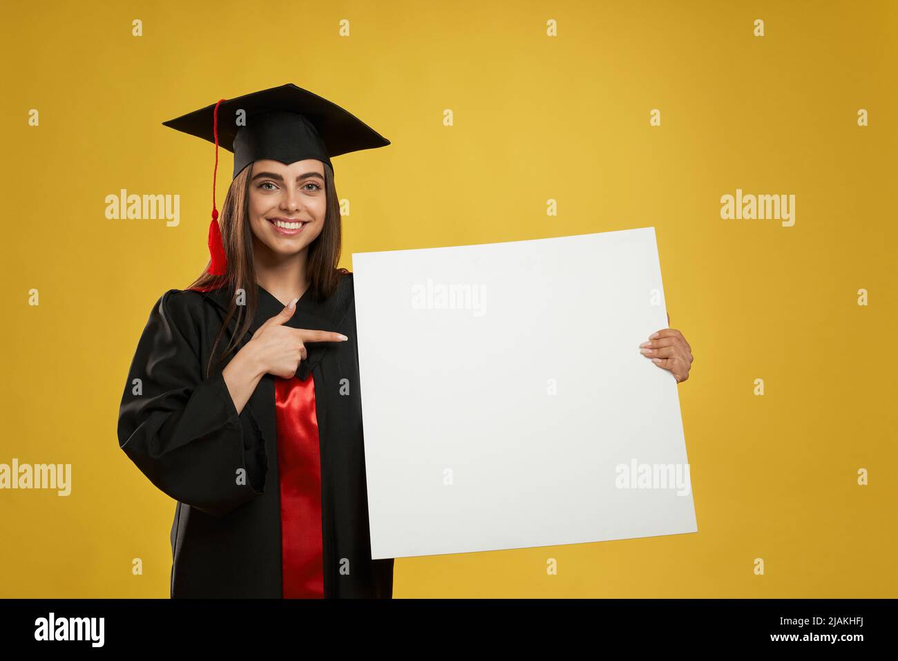 Vue de face d'une femme debout, regardant l'appareil photo, souriant. Femme portant un mortaboard et une robe de troisième cycle, diplômé de l'université. Isolé sur l'arrière-plan de maquette. Banque D'Images Vue de face d'une femme debout, regardant l'appareil photo, souriant. Femme portant un mortaboard et une robe de troisième cycle, diplômé de l'université. Isolé sur l'arrière-plan de maquette. Banque D'Images