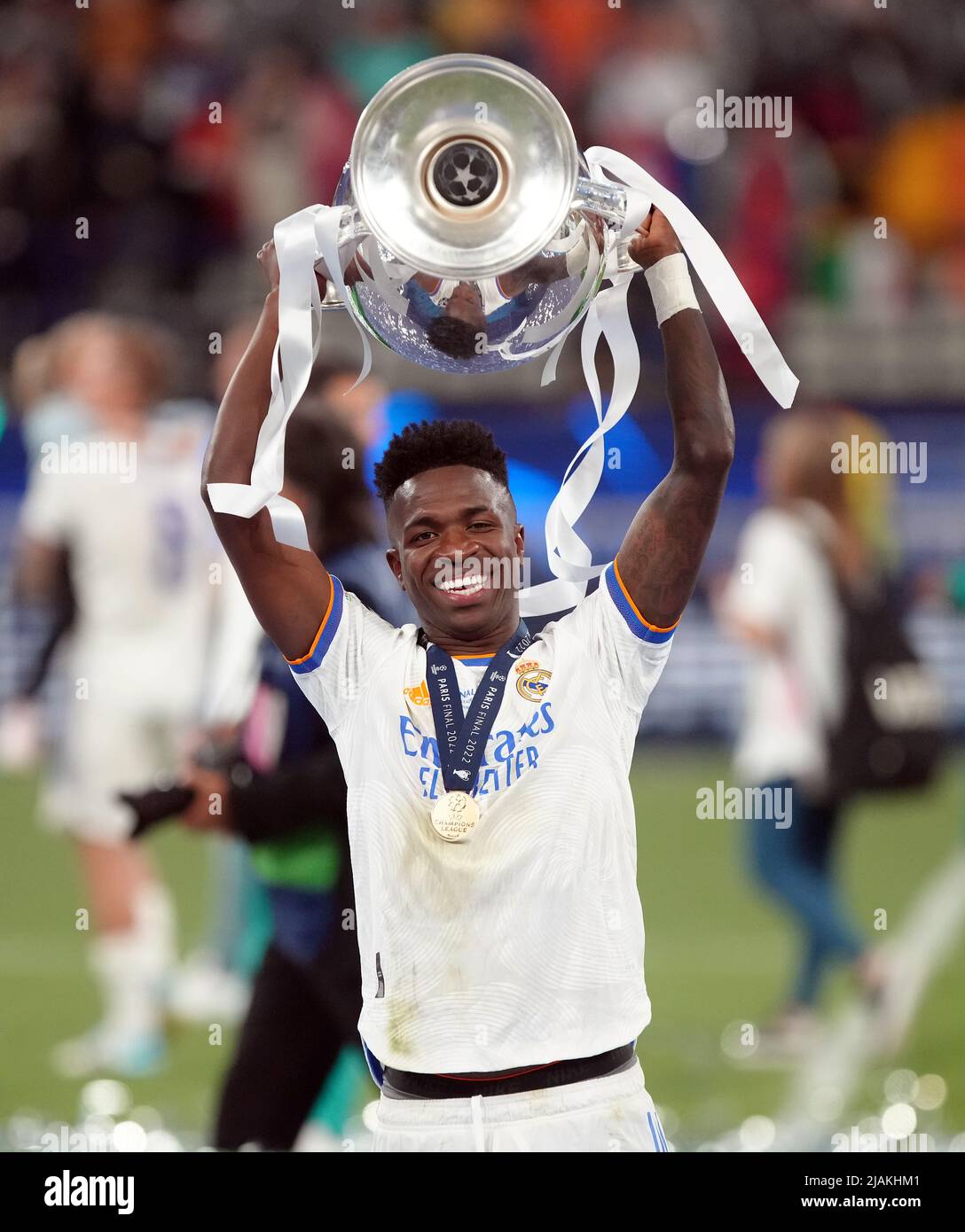 Le Vinicius Junior du Real Madrid avec le trophée après la finale de la