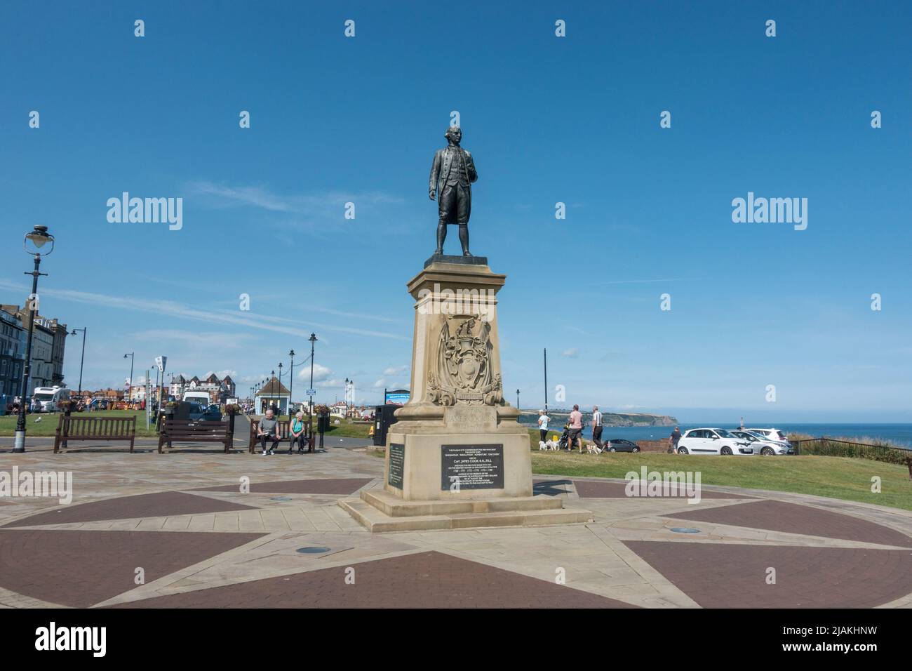 Statue du capitaine Cook en face du Royal Hotel, n Whitby, North Yorkshire, Angleterre. Banque D'Images