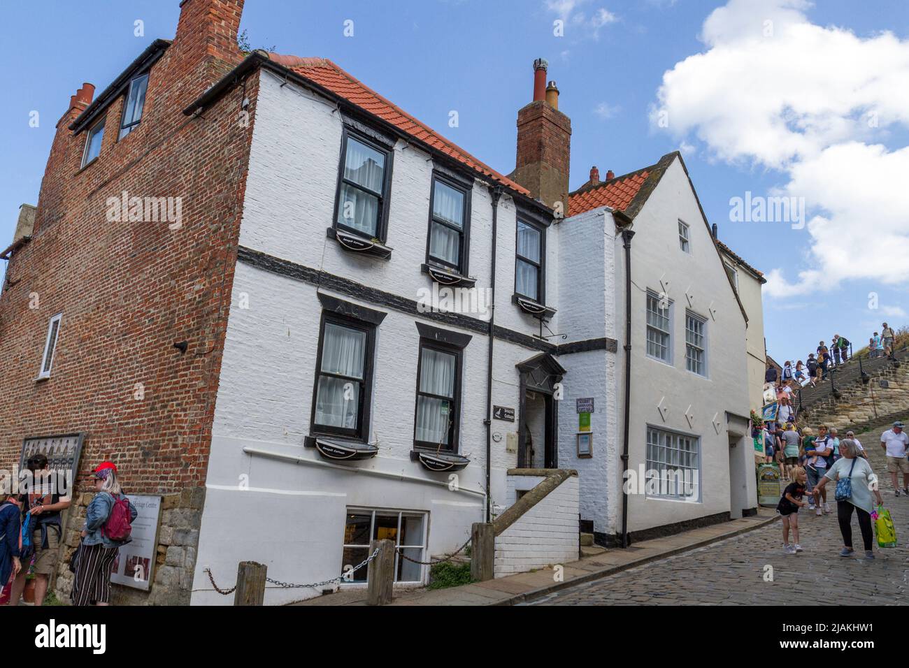 Vue générale des chalets de vacances (Harriet Hannah's Cottage) sur Church Lane à Whitby, dans le North Yorkshire, en Angleterre. Banque D'Images