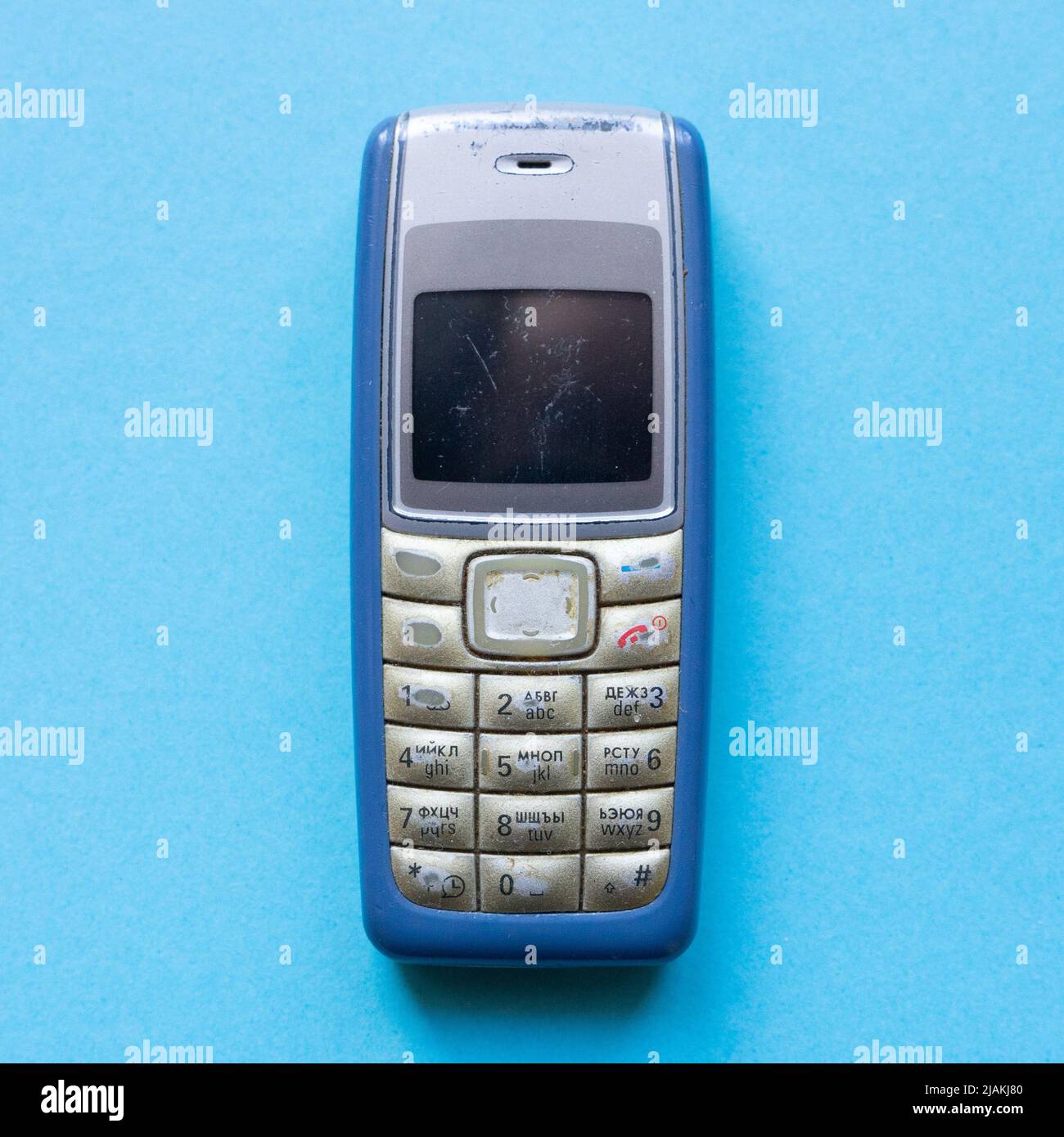 Ancien téléphone portable à bouton bleu sur fond bleu Banque D'Images