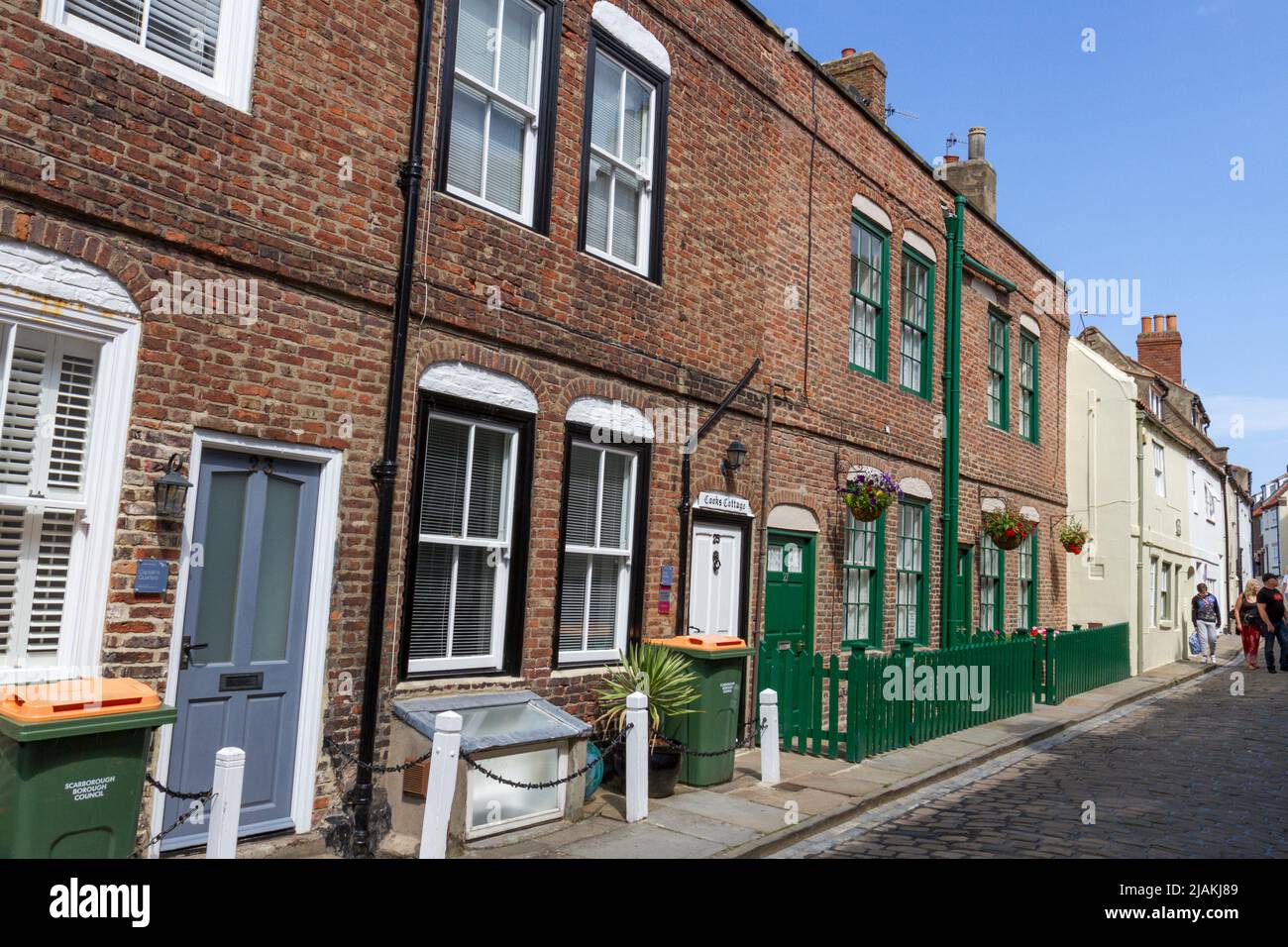 Vue sur les cottages de vacances sur Henrietta Street, l'un des nombreux cottages de vacances de Whitby, North Yorkshire, Angleterre. Banque D'Images