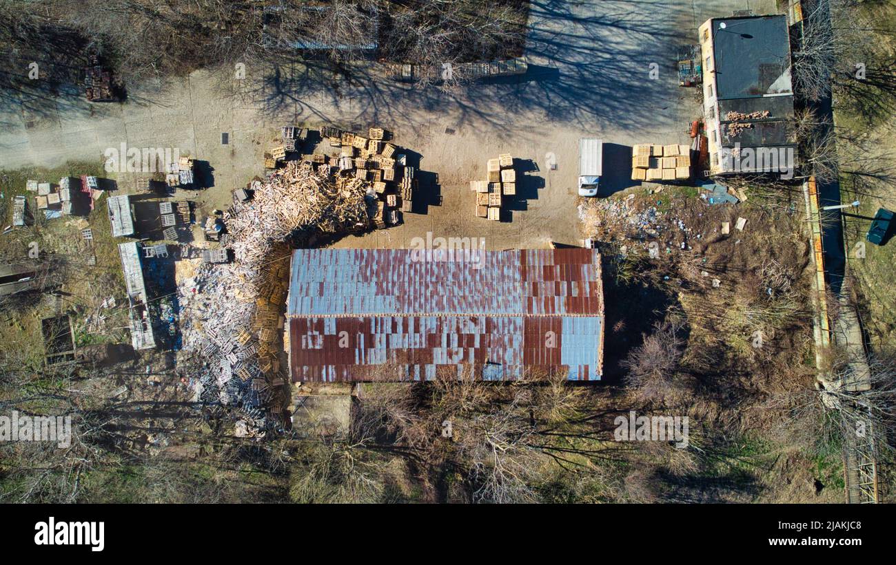 Photo de drone de bâtiments industriels euro palettes près de la rivière et du pont Banque D'Images