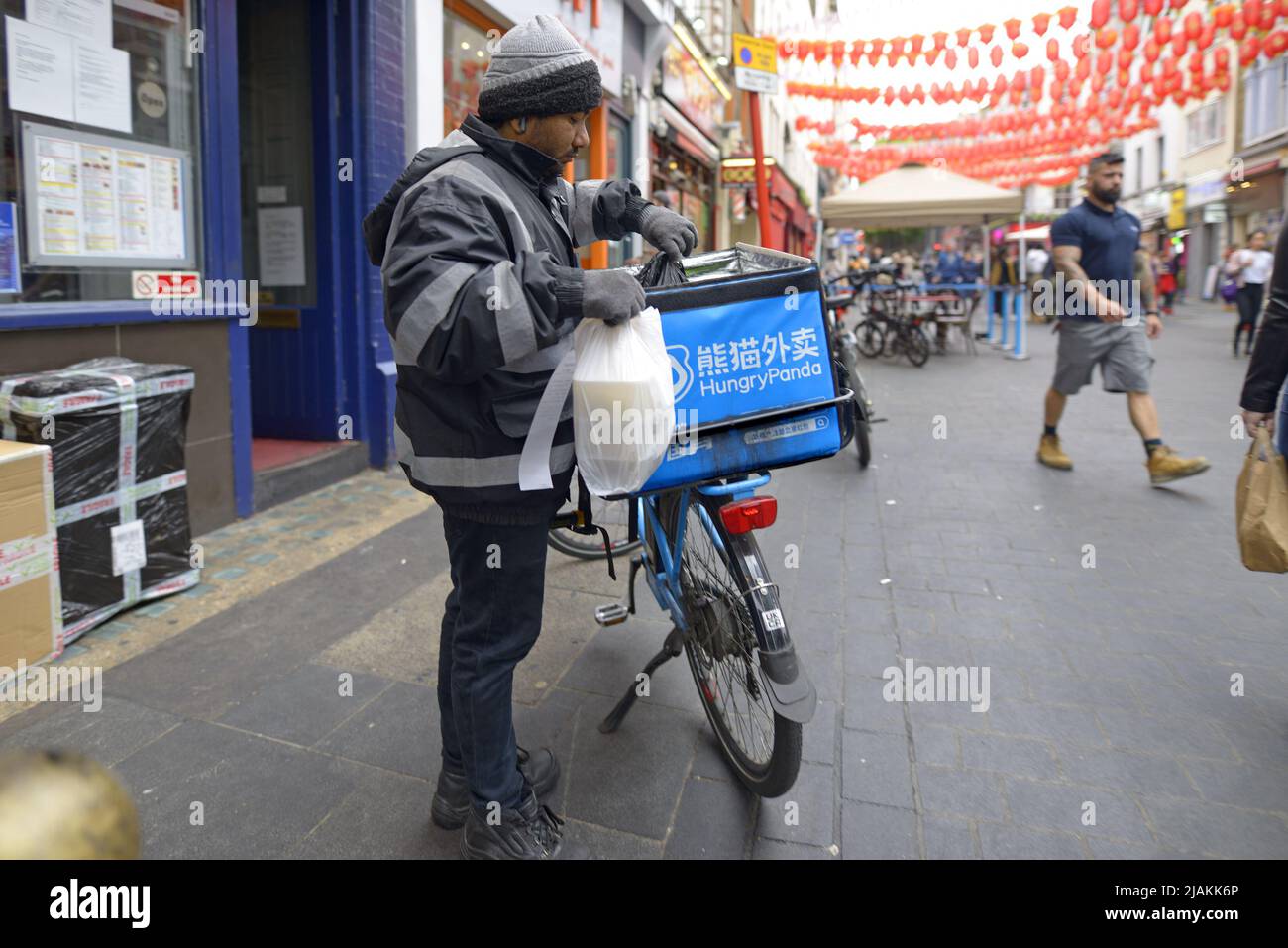 Londres, Angleterre, Royaume-Uni. Pilote de livraison de nourriture Hungry Panda dans Chinatown Banque D'Images