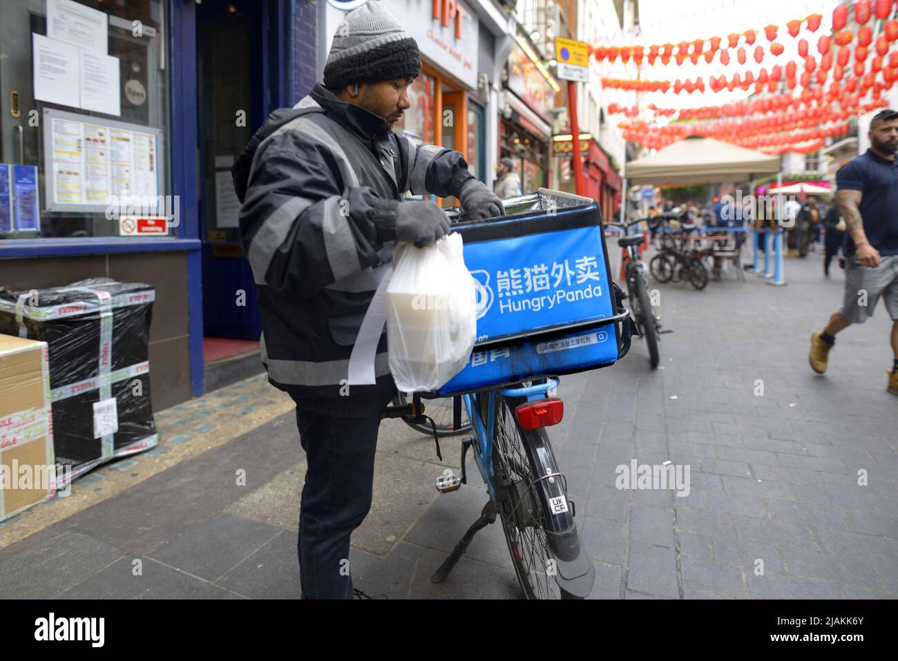 Londres, Angleterre, Royaume-Uni. Pilote de livraison de nourriture Hungry Panda dans Chinatown Banque D'Images