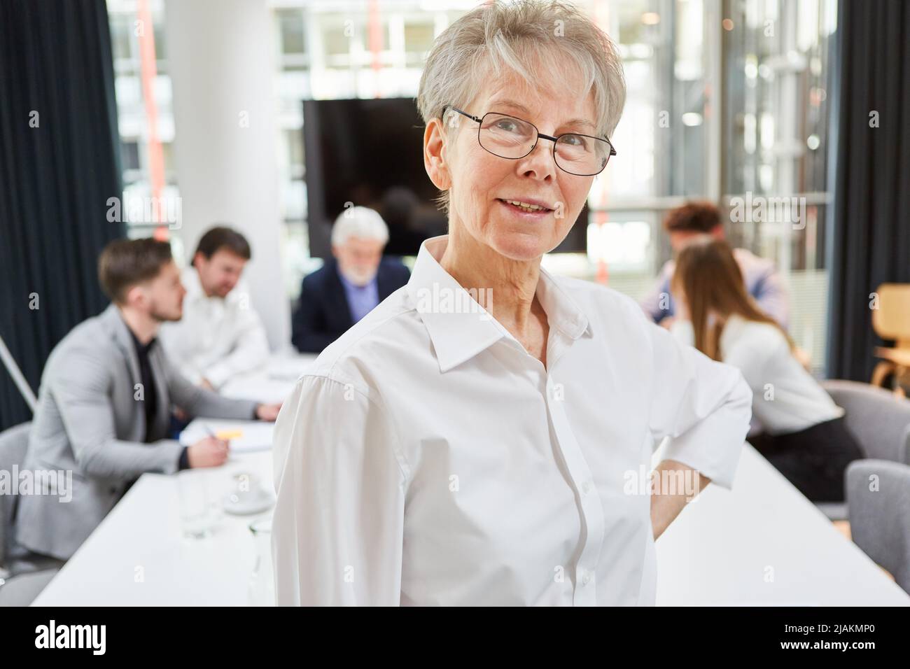 Femme d'affaires réussie avec comme un patron confiant avec l'équipe à la table de conférence Banque D'Images