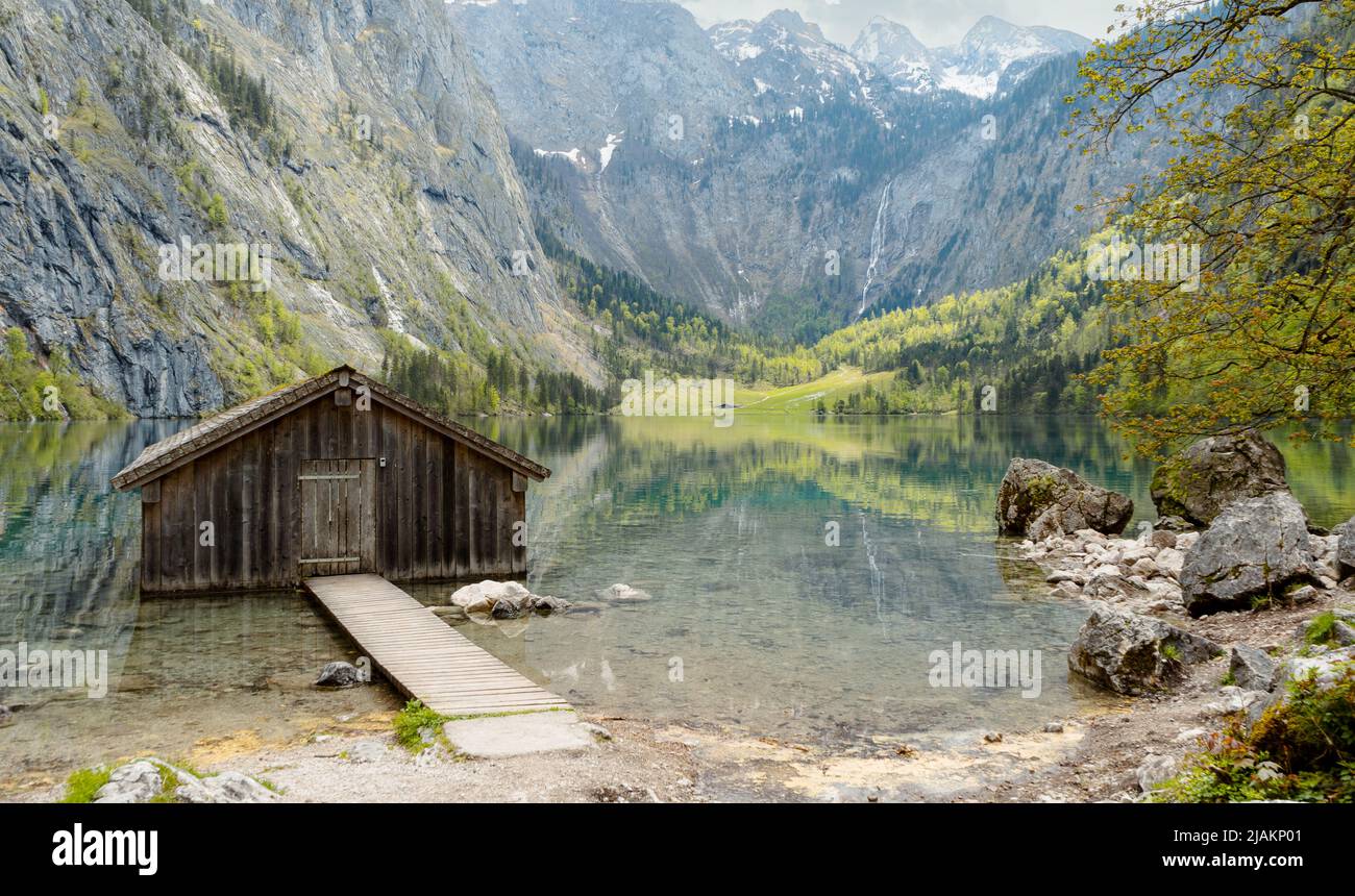 Maison de bateaux traditionnelle en bois à Obersee dans le parc national de Berchtesgaden, Bavière, Allemagne. Banque D'Images