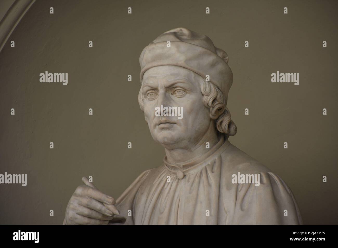 Piazza Duomo - la statue dédiée à Arnolfo di Cambio représentée regardant son travail Banque D'Images