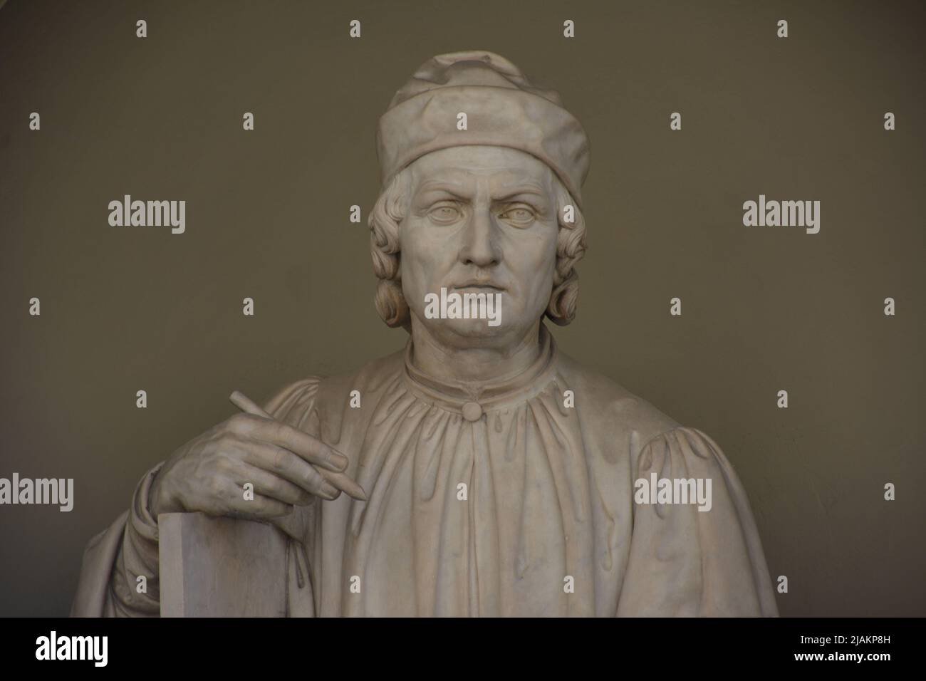 Piazza Duomo - la statue dédiée à Arnolfo di Cambio représentée regardant son travail Banque D'Images