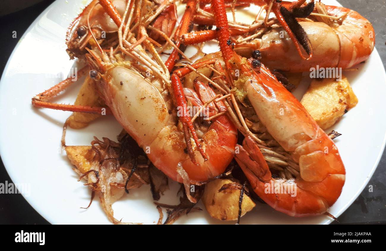 Crevettes géantes d'eau douce frite sur une assiette blanche. Banque D'Images