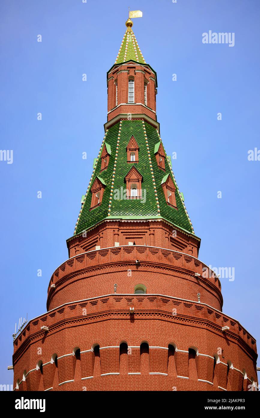 Angle de la tour de l'Arsenal (Sobakina) du Kremlin de Moscou. La plus massive de toutes les tours du Kremlin. Une attraction populaire à Moscou. Banque D'Images