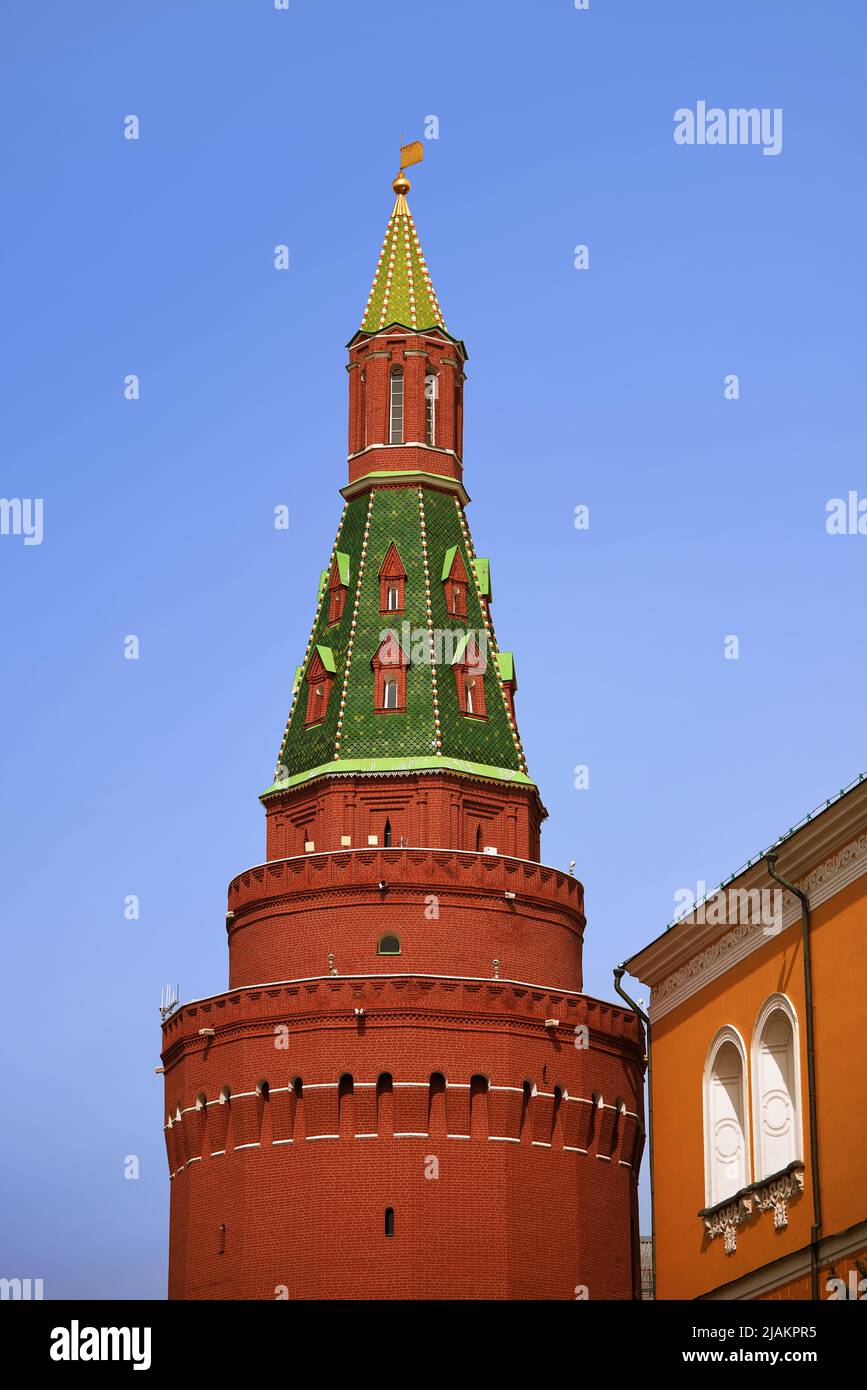 Angle de la tour de l'Arsenal (Sobakina) du Kremlin de Moscou. La plus massive de toutes les tours du Kremlin. Une attraction populaire à Moscou. Banque D'Images