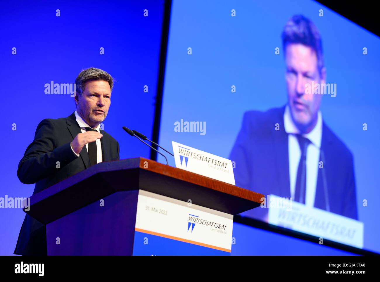 Berlin, Allemagne. 31st mai 2022. Robert Habeck (Bündnis 90/Die Grünen), ministre fédéral des Affaires économiques et de la protection du climat, prend la parole à l'occasion de la Journée annuelle des affaires du conseil des affaires de la CDU. Sous la devise ''valeurs, croissance, concurrence - nouveaux défis, Nouvelle responsabilité', des représentants de la politique, des affaires et de la science discuteront des questions actuelles de politique économique. Le Conseil économique de la CDU est une association d'affaires organisée à l'échelle nationale qui compte actuellement plus de 12 000 membres. Credit: Bernd von Jutrczenka/dpa/Alamy Live News Banque D'Images