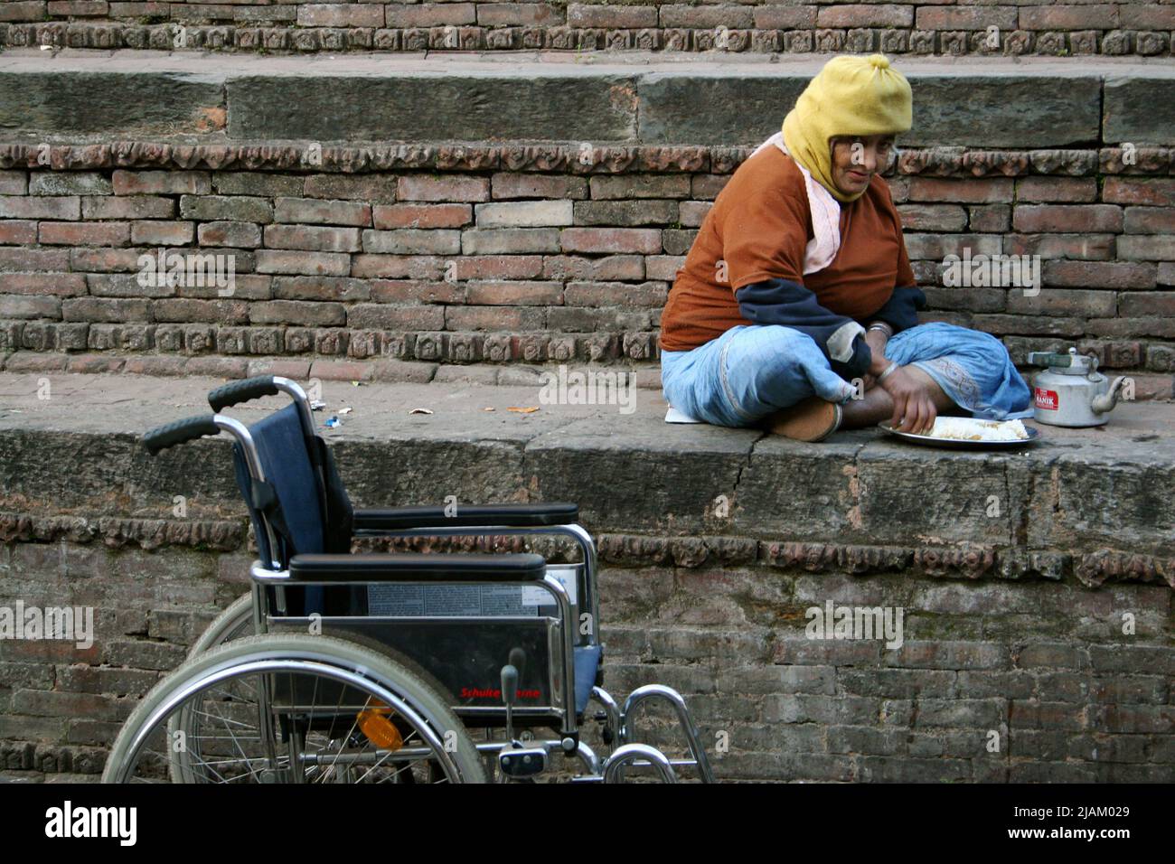 Un résident du Pashupati Bridhashram, une maison pour les personnes âgées dirigée par le gouvernement avec un budget limité. Il est congestionné, manque de personnel et montre des signes de mauvaise gestion. Il y a 230 résidents, dont 140 sont des femmes. Katmandou, Népal. 09 janvier 2006. Banque D'Images