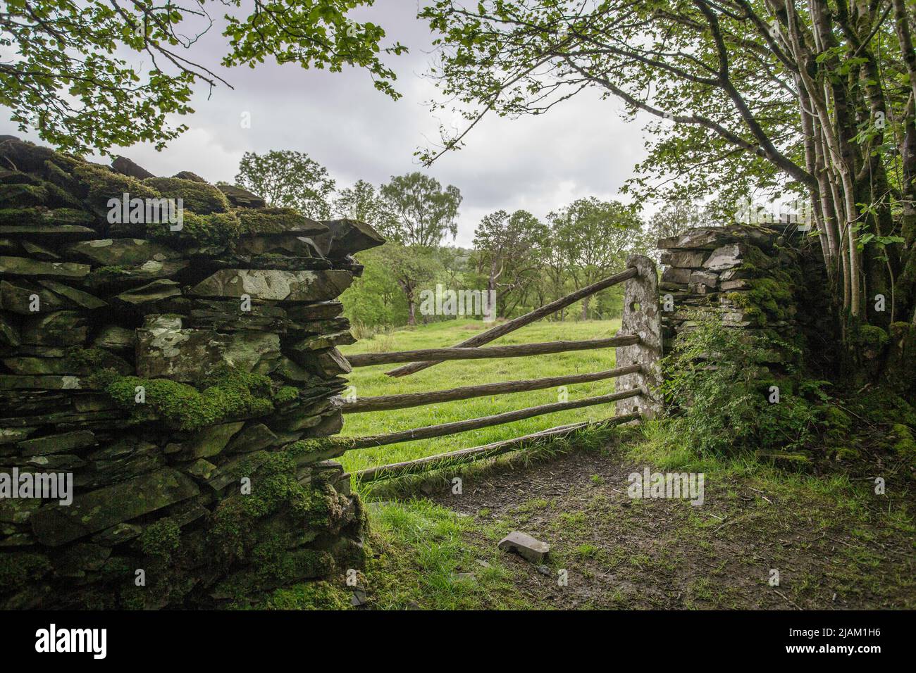 Une vue à travers une porte brisée dans un champ dans le Lake District,  Cumbria Photo Stock - Alamy