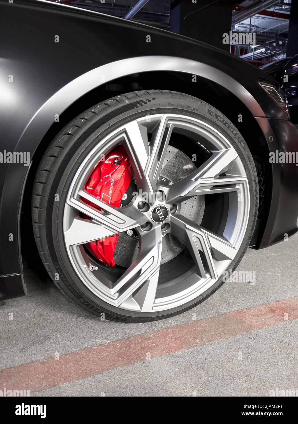 Saint-Pétersbourg, Russie,7 mai 2022 : Audi RS 6 avant détails extérieurs.  Pneu et jante en alliage. Freins carbone-céramique. Détails sur l'extérieur  de la voiture Photo Stock - Alamy