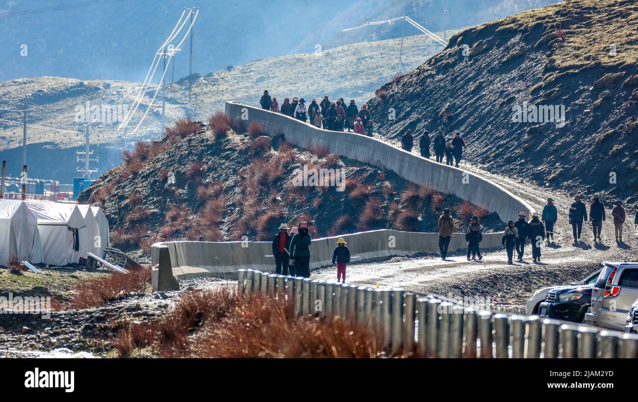 NAGQU, 31 mai 2022 (Xinhua) -- les gens se rassemblent avant de partir pour la collecte de champignons de chenille dans le canton de Lainqu, comté de Biru de Nagqu, région autonome du Tibet du sud-ouest de la Chine, 26 mai 2022. Sur la prairie de plus de 4 700 mètres au-dessus du niveau de la mer dans le comté de Biru, les bergers sont occupés à chasser le champignon de la chenille au moment de la récolte. Le comté de Biru est un site clé de la fabrication de champignons caterpillar, un ingrédient coûteux de la médecine traditionnelle chinoise. Trouvé seulement à haute altitude, le champignon, connu en Chine sous le nom de « ver d'hiver herbe d'été », est dit être efficace pour stimuler le système immunitaire Banque D'Images