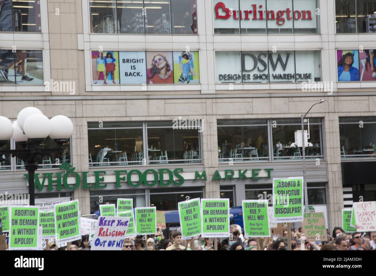 Les foules à Union Square dans la ville de New York parlent à la Cour suprême de ne pas renverser la décision Roe vs Wade selon laquelle la Constitution des États-Unis protège la liberté d'une femme enceinte de choisir d'avorter sans restriction excessive du gouvernement. Banque D'Images