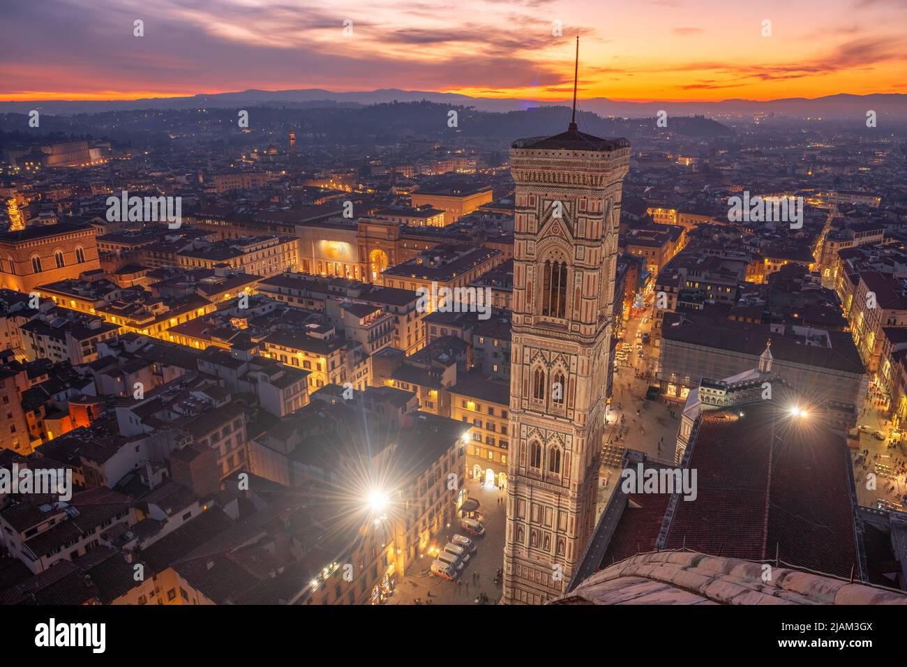 Giottos Bell Tower à Florence, Italie d'en haut à la tombée de la nuit. Banque D'Images