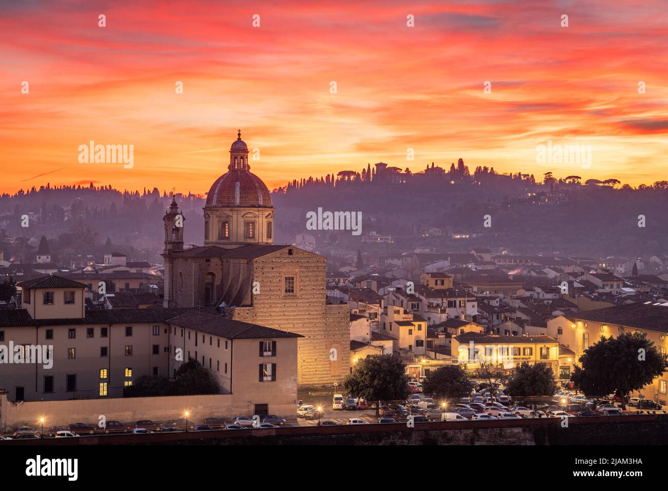 Florence, Italie avec San Frediano à Cestello sur la rivière Arno au crépuscule Banque D'Images