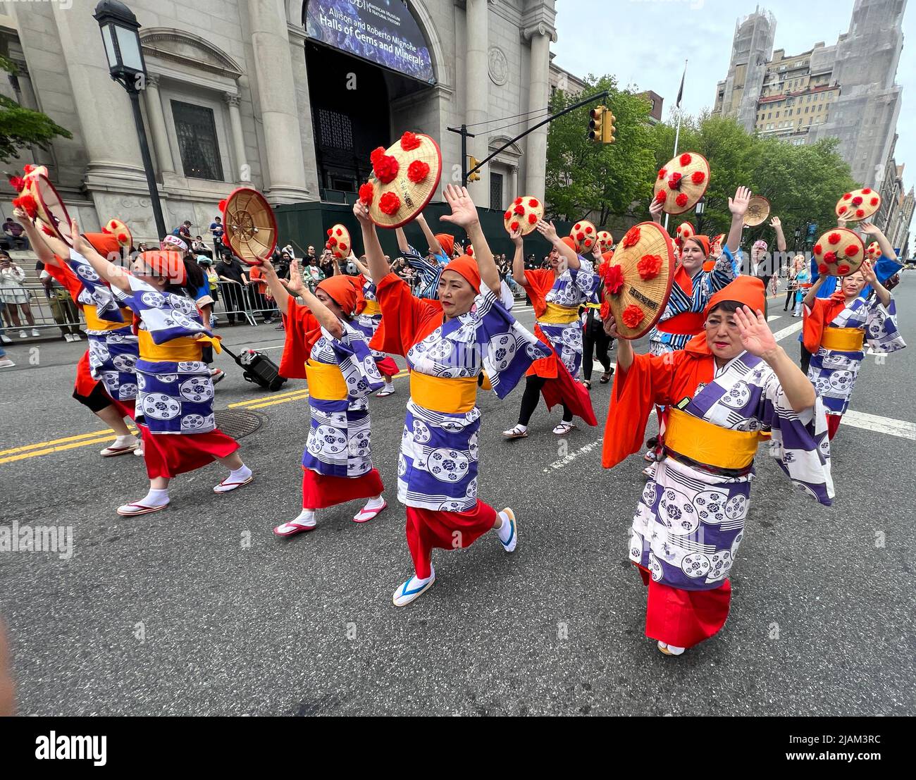 Le groupe de danse folklorique japonaise se déroule dans Central Park West lors de la première parade de la journée japonaise à New York. Les danseurs sont de l'Institut de danse populaire japonais. Banque D'Images