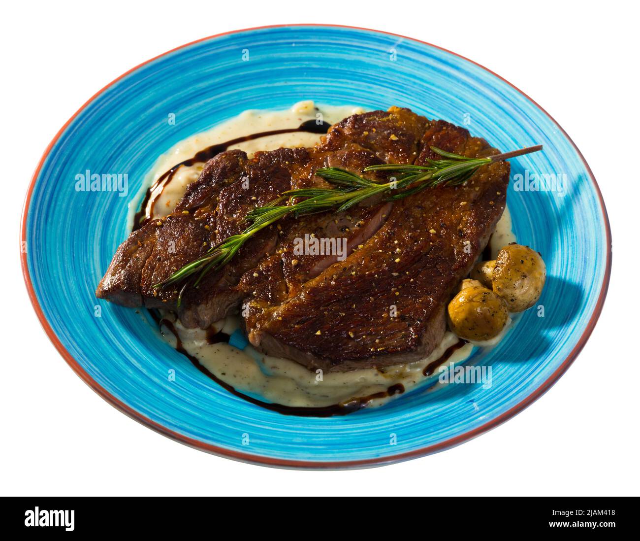 Steak de bœuf frit avec sauce aux champignons branche de romarin à l'assiette Banque D'Images